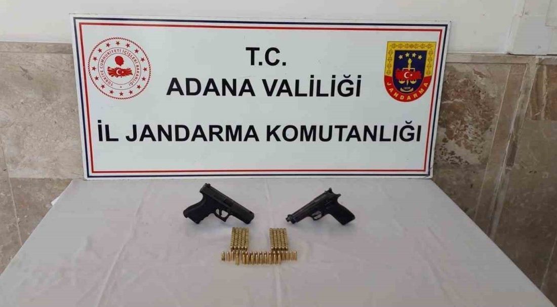 Adana’da gümrük kaçağı 70 cep telefonu ile 2 ruhsatsız tabanca ele geçirildi Adana’da jandarmanın düzenlediği operasyonda 70 gümrük kaçağı cep telefonu ile