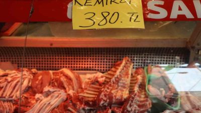 Adana’da kasap ve vatandaşlardan fahiş fiyatla et satanlara tepki Adana’da kemikli karkas etin kilogramı 380, kemiksiz karkas etin kilogram