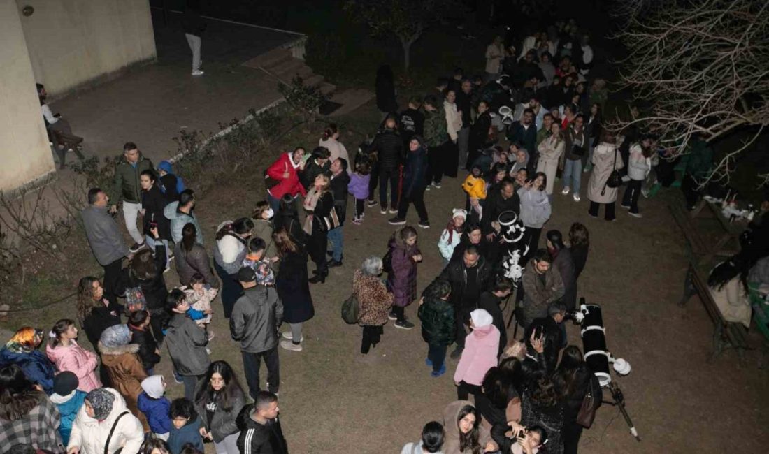 Adanalılar 6 gezegenin yan yana sıralanışını gözlemledi ADANA (İHA) – Adana’da vatandaşlar, Satürn, Venüs, Neptün, Uranüs, Jüpiter