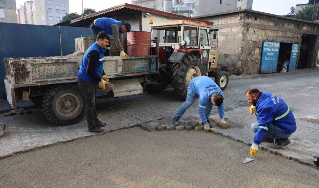Akdeniz’de yol ve kaldırım yenileme çalışmaları sürüyor Mersin’in merkez ilçe Akdeniz Belediyesi, ilçenin yaşam kalitesini artırmak için