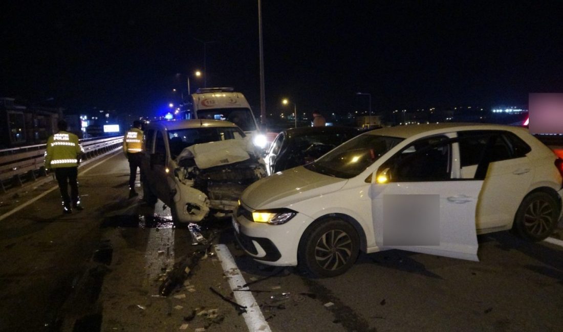 Manavgat Çevreyolu Demokrasi Köprülü Kavşağında meydana gelen ve 4 aracın