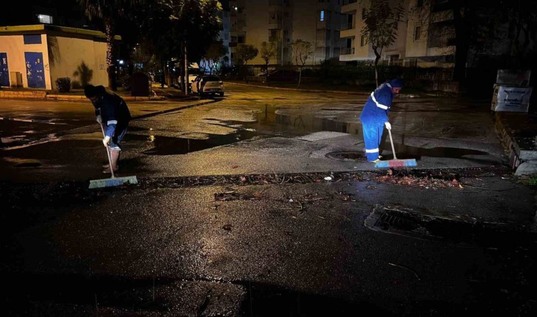 ASAT ekiplerinin yağmur mesaisi gece boyunca sürdü Antalya Büyükşehir Belediyesi ASAT Genel Müdürlüğü, kent merkezinde etkili olan