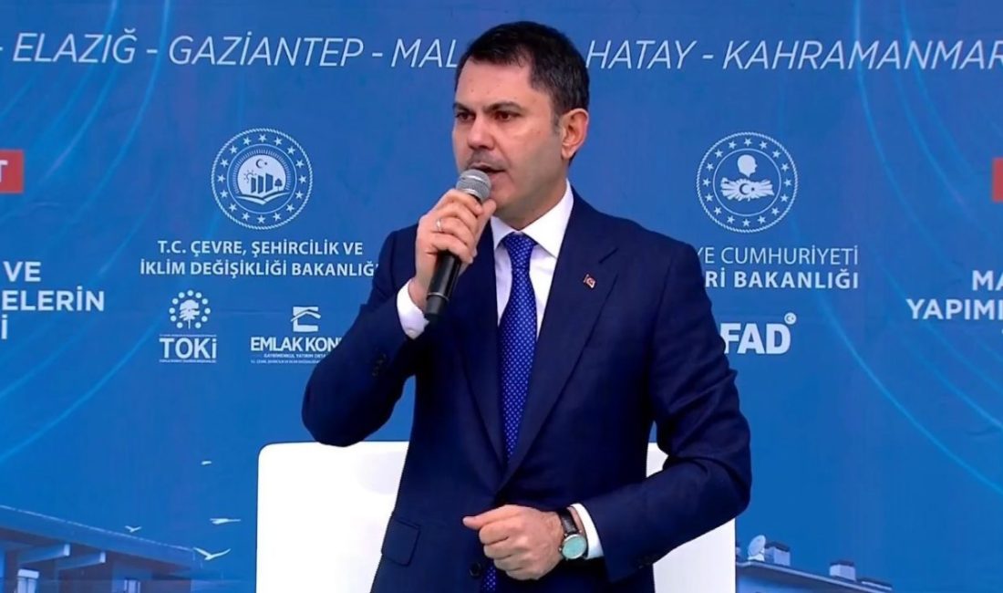 Bakan Kurum: “Teslim ettiğimiz her bir konut, Türkiye Cumhuriyeti’nin milletine uzattığı şefkat elidir” Çevre Şehircilik ve İklim Değişikliği Bakanı Murat Kurum, Malatya’da düzenlenen
