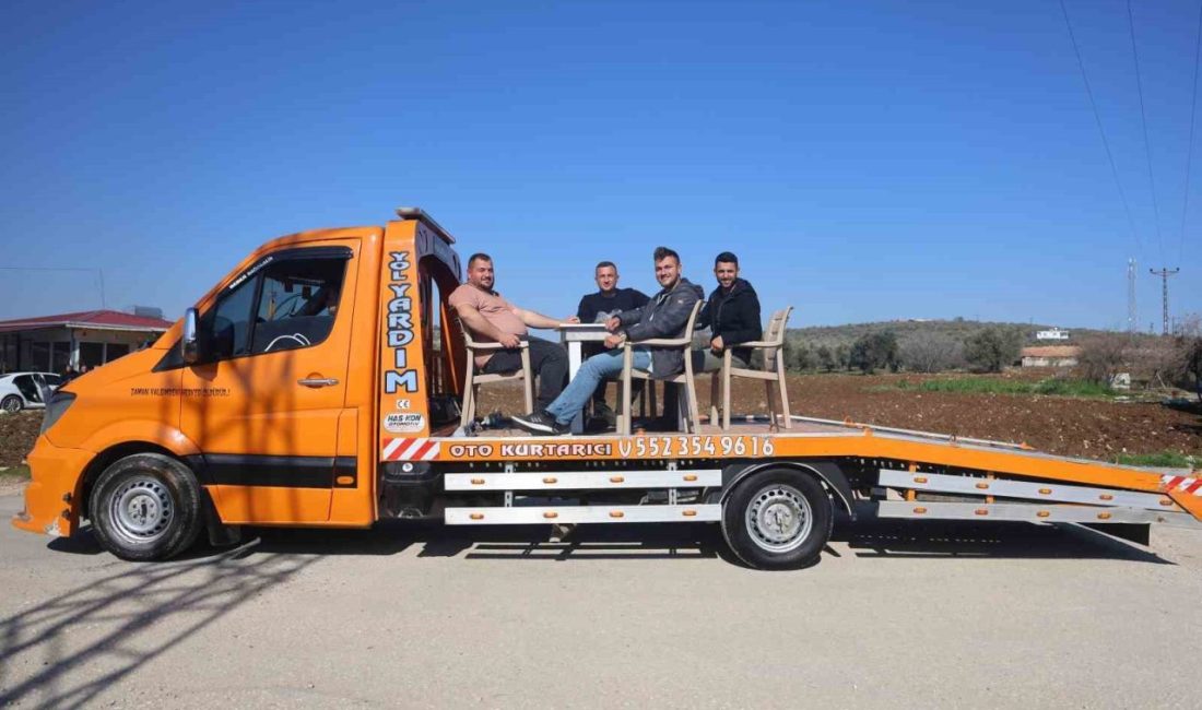 Can sıkıntısından çekici üzerine masa ve sandalye atarak şehir turuna çıkan 4 kafadarın o anları ilgi odağı oldu Hatay’da çekici üzerine masa ve sandalye koyarak şehri gezen araç