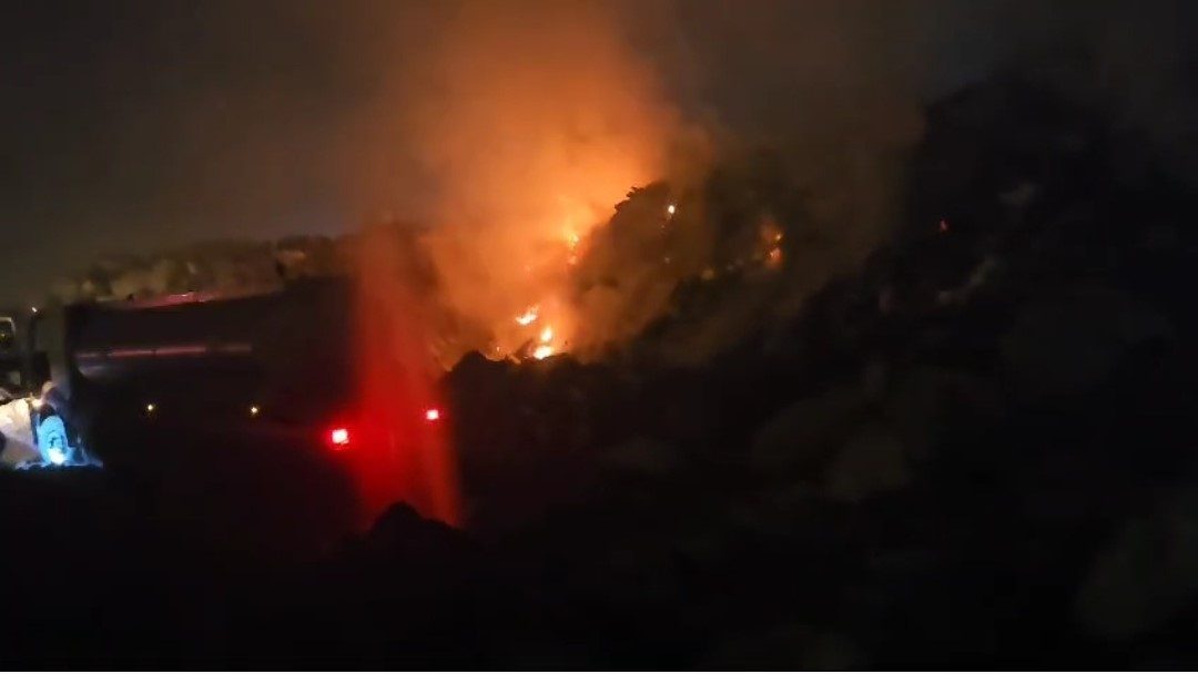 Çöplük alanda yangın çıktı ADANA (İHA) – Adana’nın Kozan ilçesinde asfalt şantiyesi yanında bulunan