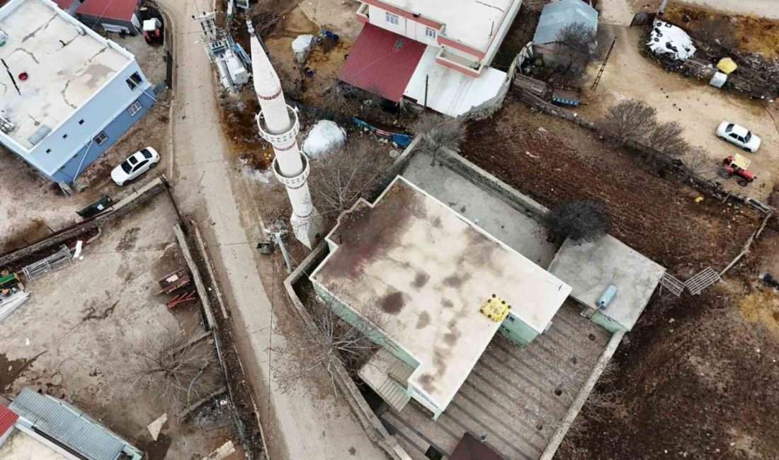 Diyarbakır’da depremde ağır hasar gören caminin cemaati uygun yerde yenisini istiyor Diyarbakır’ın merkez Kayapınar ilçesinde 6 Şubat depremlerinde ağır hasar alan