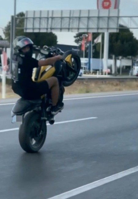 Antalya’da, attığı drift trafik kazasıyla sonuçlanan lüks otomobil ve kara