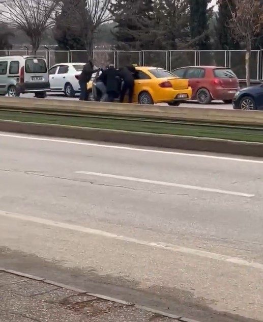 Gaziantep’te trafikte dehşet: Taksiciye aracında meydan dayağı Gaziantep’te trafikte yaşanan tartışmanın kavgaya dönüşmesi sonucu aracında bulunan taksiciye