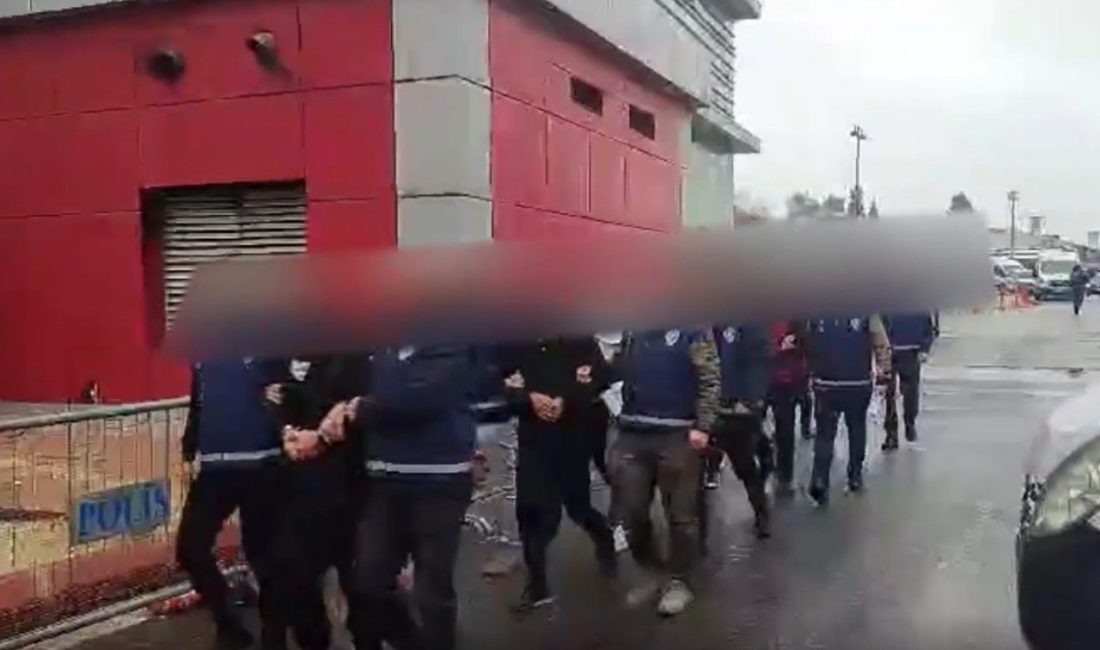 Gaziantep’te vatandaşları dolandıran çeteye operasyon: 7 şahıs tutuklandı Gaziantep’te dolandırıcılara yönelik düzenlenen operasyonda gözaltına alınan 7 şüpheli tutuklanarak