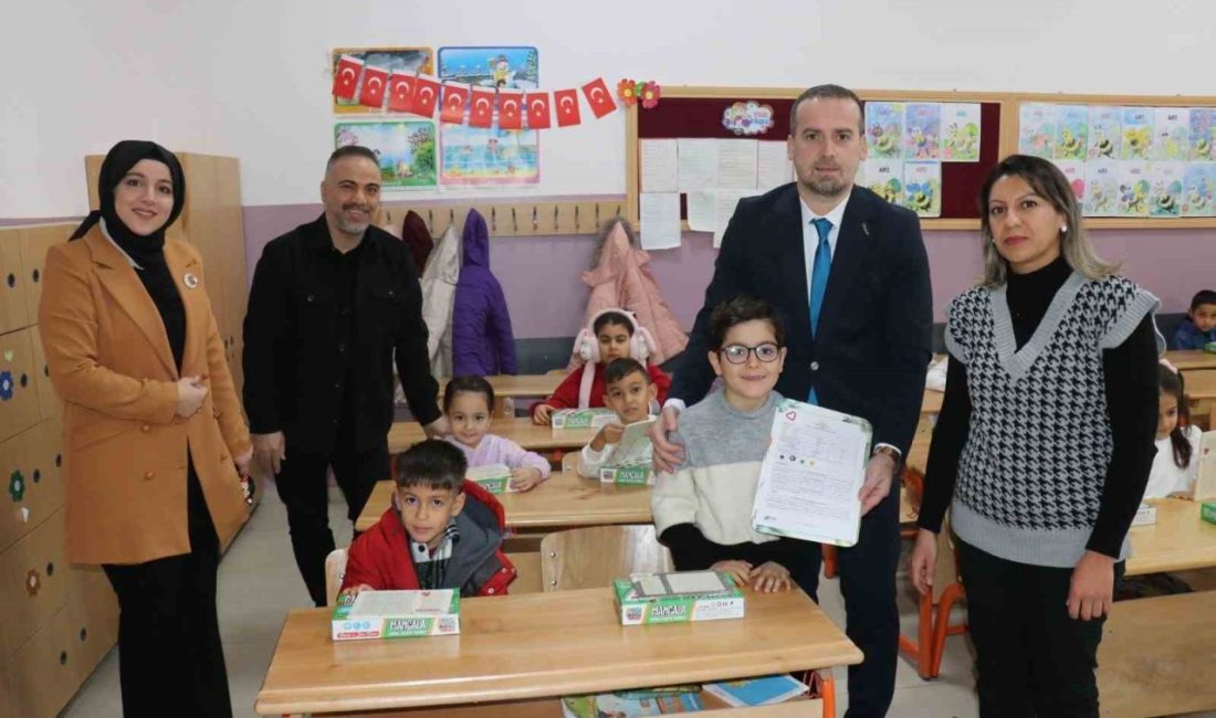 MAGİNDER’den öğrencilere karne hediyesi Malatya Girişimci İş İnsanları Derneği (MAGİNDER), öğrencilere karne hediyeleri dağıtarak