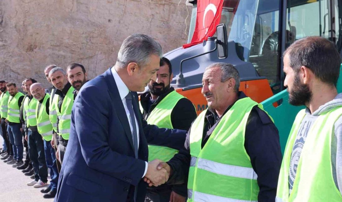 Mardin Büyükşehir Belediyesinden asfalt çalışmaları için büyük yatırım Mardin Valisi ve Büyükşehir Belediyesi Başkan Vekili Tuncay Akkoyun, asfaltlama