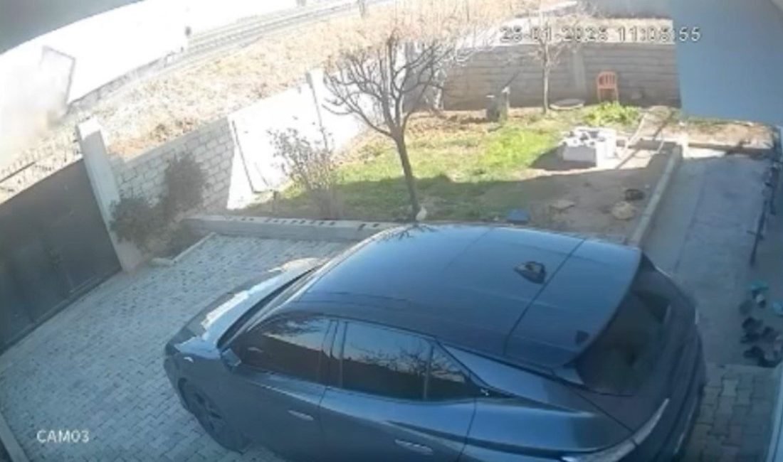 Mardin’de peynir yüklü tırın devrildiği kaza güvenlik kamerasına yansıdı Mardin’in Nusaybin ilçesinde peynir yüklü tırın devrilme anı güvenlik kamerasına