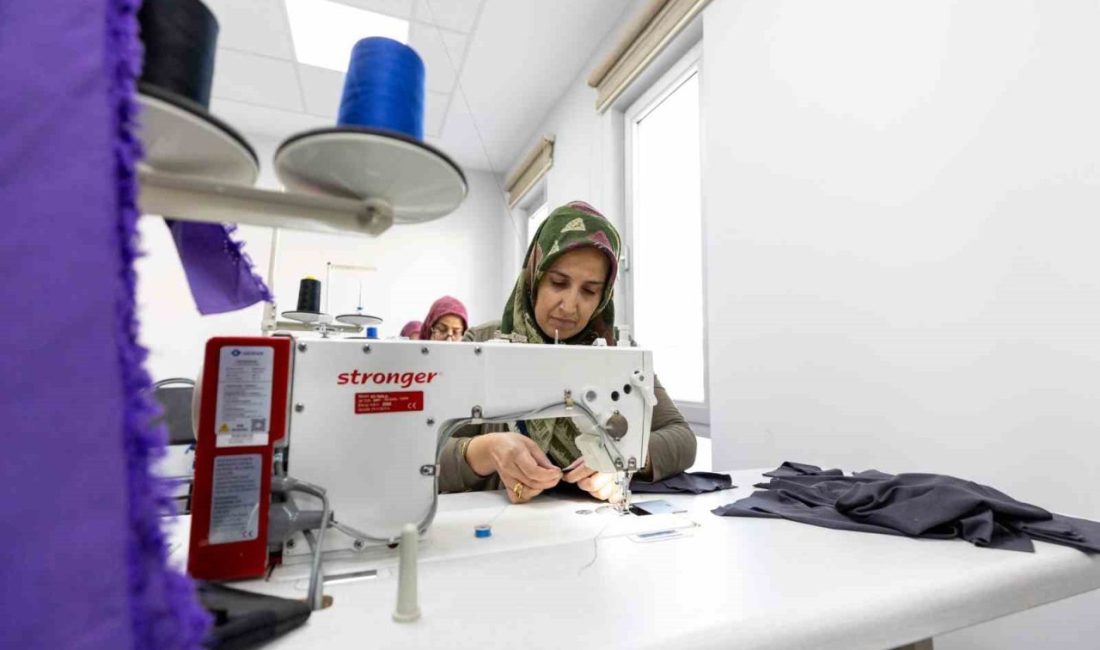 Mersin’de dikiş kursuna katılan kadınlar hem sosyalleşiyor, hem üretiyor Mersin’de, Büyükşehir Belediyesinin düzenlediği ’Giyim Üretim Teknolojileri’ kursuna katılan kadınlar,