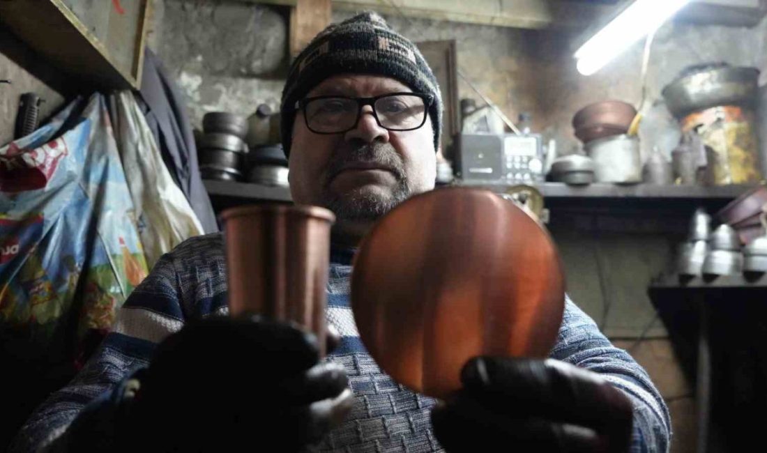 Mesleğin son ustaları yarım asırdır bakır dövüyor Gaziantep’te yaşayan 60 yaşındaki bakır ustası İsmail Akdağ, 4 metrekarelik