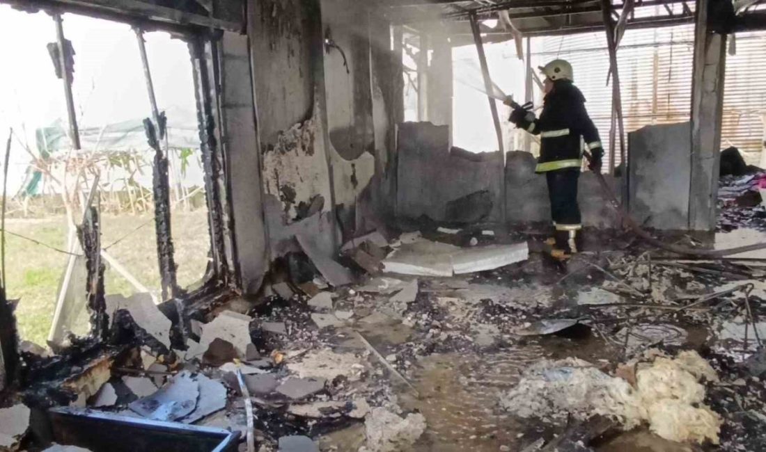 Prefabrik ev alevlere teslim oldu Antalya’nın Manavgat ilçesinde çıkan yangında prefabrik ev küle döndü. Yangın,