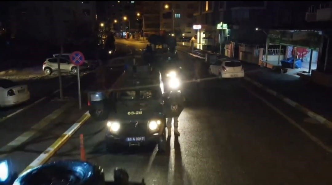 Şanlıurfa’da uyuşturucu operasyonunda 25 şahıs tutuklandı Şanlıurfa’da gerçekleştirilen uyuşturucu operasyonunda gözaltına alınan 30 şüpheliden 25’i tutuklandı.