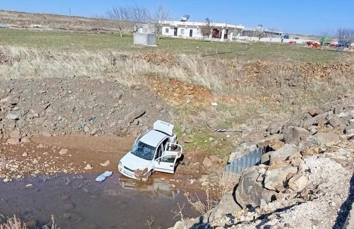 Siverek’te otomobil dereye uçtu: 3 yaralı Şanlıurfa’nın Siverek ilçesinde direksiyon hakimiyetini kaybolan otomobil dereye uçtu. Kazada