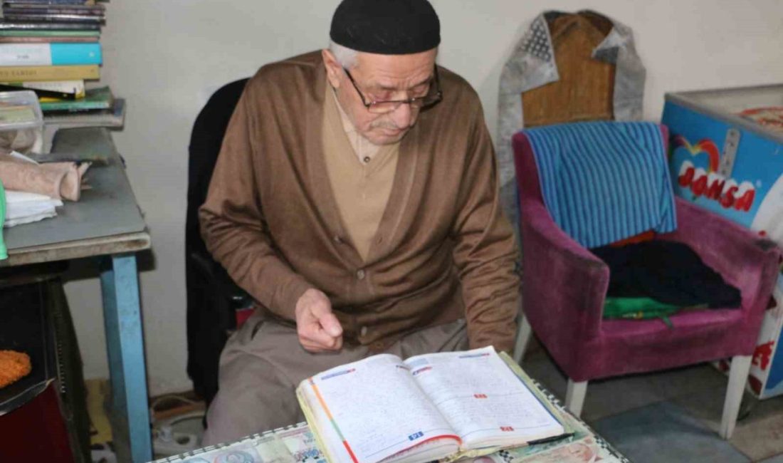 Tarihi olayları tek tek not alıyor, gelecek nesillere rehberlik yapıyor Diyarbakır’da yaşayan Ömer Ekin, Türkiye’de ve Müslüman ülkelerde yaşanan tarihi