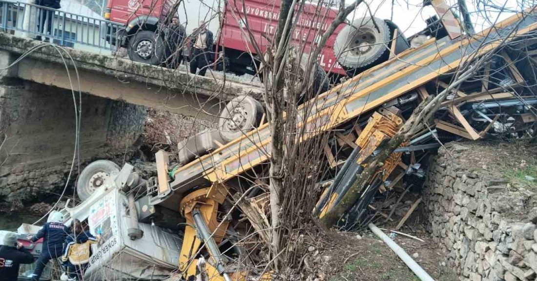 Adana’nın Feke ilçesinde tırın ırmağa düşmesi sonucu iki kişi yaralandı.