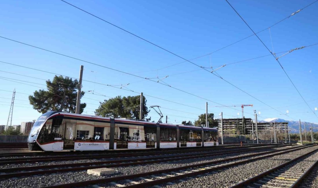 Tramvaylar sefer bitiminde temizlik ve hijyen çalışmalarına sokuluyor Antalya Büyükşehir Belediyesi, Antalyalılara daha iyi hizmet sunma hedefi doğrultusunda,
