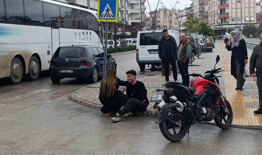 Yaralanan motosiklet sürücüsünü kız arkadaşı teselli etti Manavgat’ta motosiklet ile otomobilin karıştığı kazada yerde yatan yaralı motosiklet