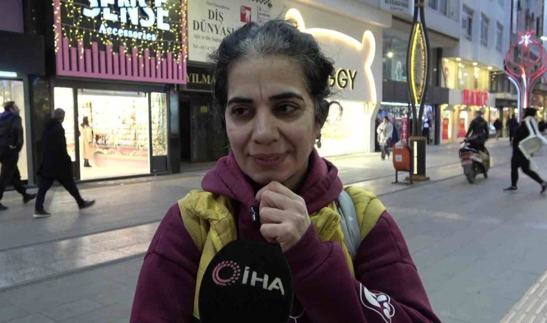 Yemeğini sokak köpeği ile paylaşan kadın yürekleri ısıttı Hatay’ın İskenderun ilçesinde yediği yemeği sokak köpeğiyle paylaşan Ayşe Aslan’ın