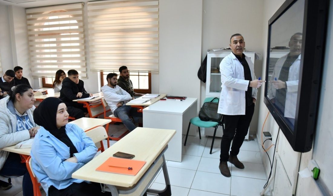 Yeşilyurt Belediyesi, öğrencilere akademik başarı kazandırmayı amaçlayan ‘Ücretsiz YKS ve