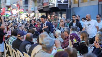 Bayraklı Belediyesi, Ramazan ayında altı farklı noktada iftar sofraları kurarak