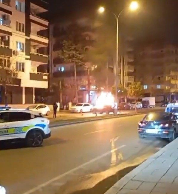 Gaziantep’te kontrolden çıkan otomobil kaza yaparak alev aldı. Kazada yaralanan