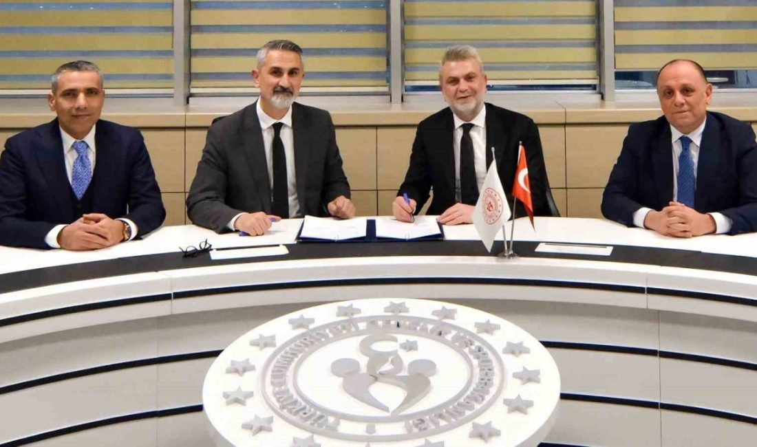 Kahramanmaraş’ta  50 mahalleye halı saha Kahramanmaraş Büyükşehir Belediye Başkanı Fırat Görgel, “Ebrar Sitesi ve bölgedeki