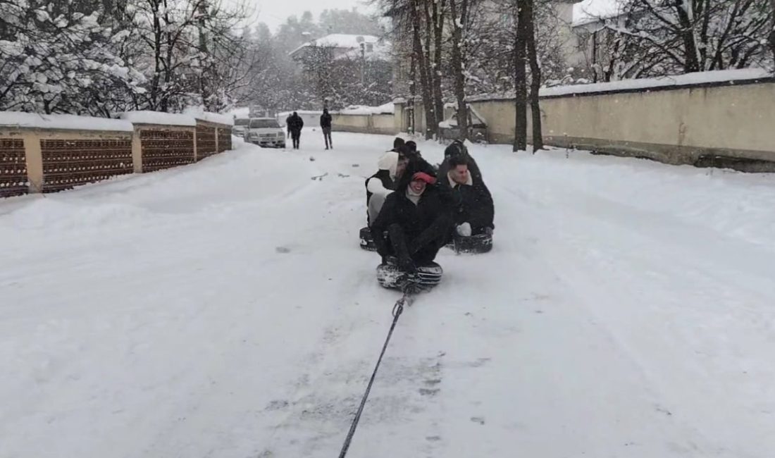Kastamonu’nun Devrekani ilçesinde kar yağışını fırsat bilen gençler, araç arkasına