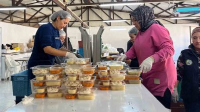 Yılın 365 günü ihtiyaç sahiplerine sıcak yemek ulaştıran Menemen Belediyesi,