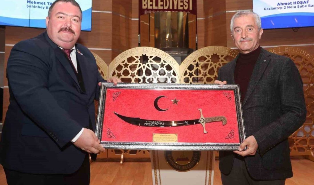 Tahmazoğlu’ndan işçilere ramazan öncesi büyük sürpriz Şahinbey Belediye Başkanı Mehmet Tahmaoğlu, Ramazan Ayı öncesinde işçilerine sürpriz