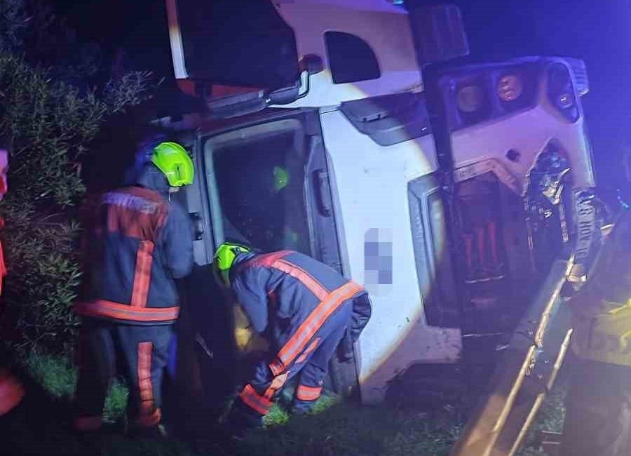 Tarsus’ta şarampole düşen kamyonun sürücüsü yaralandı Mersin’in Tarsus ilçesinde şarampole düşen hafriyat kamyonunun sürücüsü yaralandı. Alınan