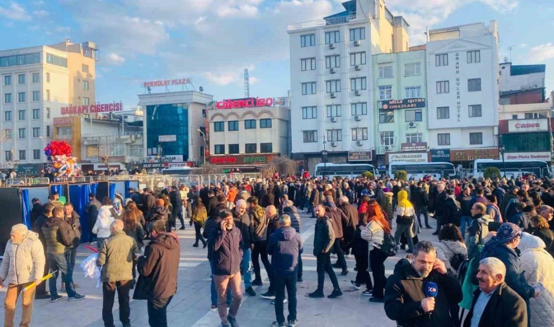 Terör örgütü elebaşı Öcalan’ın PKK’ya silah bırakma çağrısı Diyarbakır’da dev ekrandan takip edildi İstanbul’da DEM Parti İmralı heyetinin okuduğu terör örgütü elebaşı Abdullah