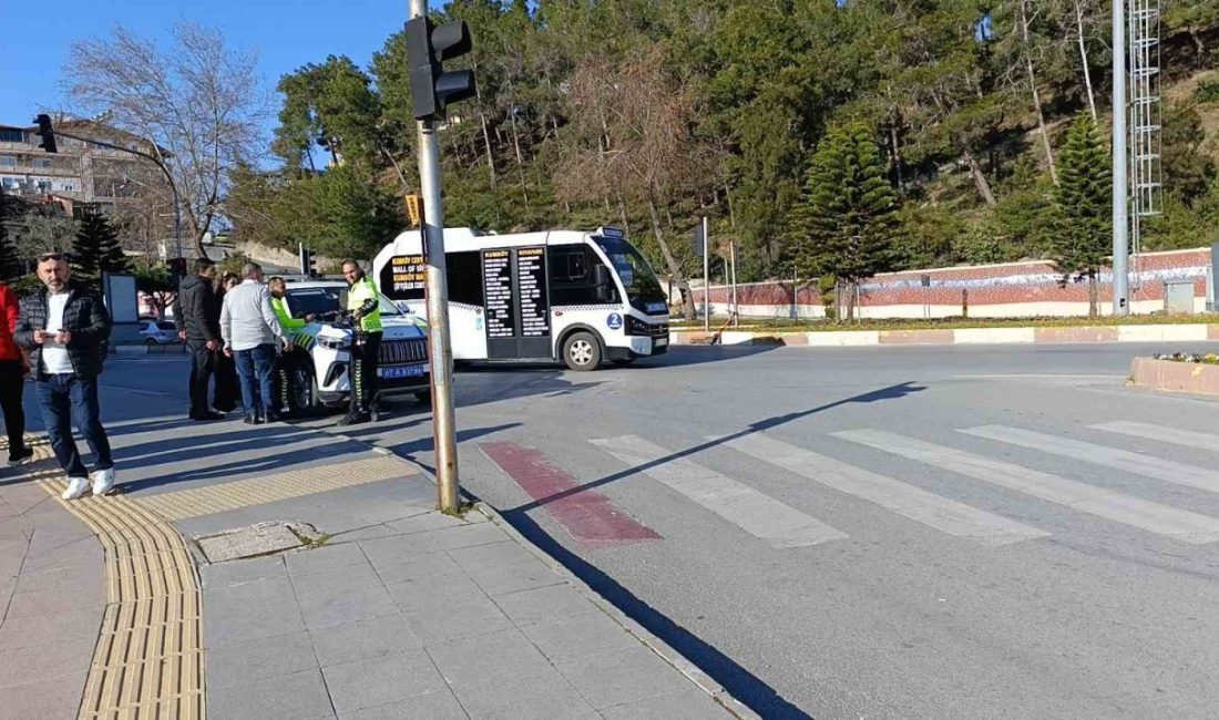 Antalya’nın Manavgat ilçesinde hafif ticari aracın yaya geçidinden geçmekte olan