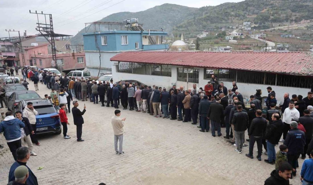 Geleneksel bayramlaşmada metrelerce kuyruk oluştu Hatay’da Osmanlı döneminden kalma toplu bayramlaşma geleneğinin devam ettiği mahallede