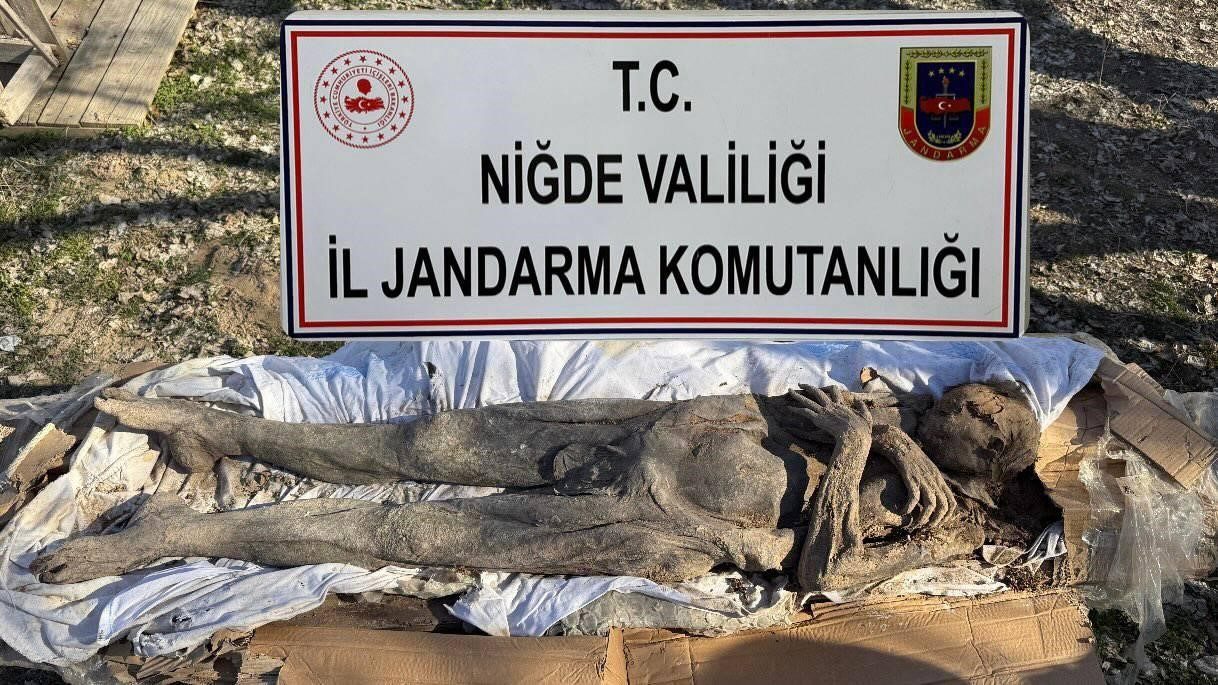 Niğde’de mumya operasyonu: 6 gözaltı Niğde’de jandarma ekipleri tarafından düzenlenen operasyonda ortaçağ dönemine ait olduğu