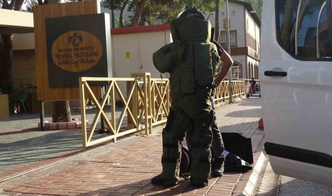 Antalya’nın Alanya ilçesinde bir çay bahçesindeki şüpheli valizden elbise çıktı.