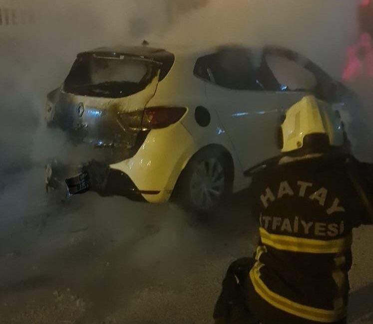 Hatay’da park halindeyken alevlere teslim olan otomobilde hasar oluştu. Yangın,