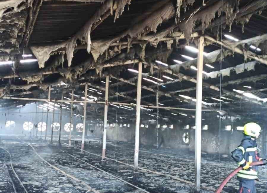 Mersin’in Tarsus ilçesinde boş durumdaki tavuk üretim çiftliğinde yangın çıktı.
