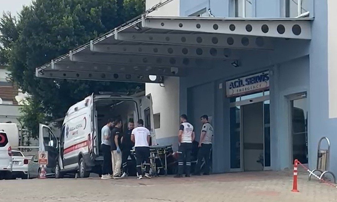 Bot ile jet ski çarpıştı, 20 yaşındaki genç yaralandı Antalya’nın Serik ilçesinde bot ile jet skinin çarpışması sonucu meydana