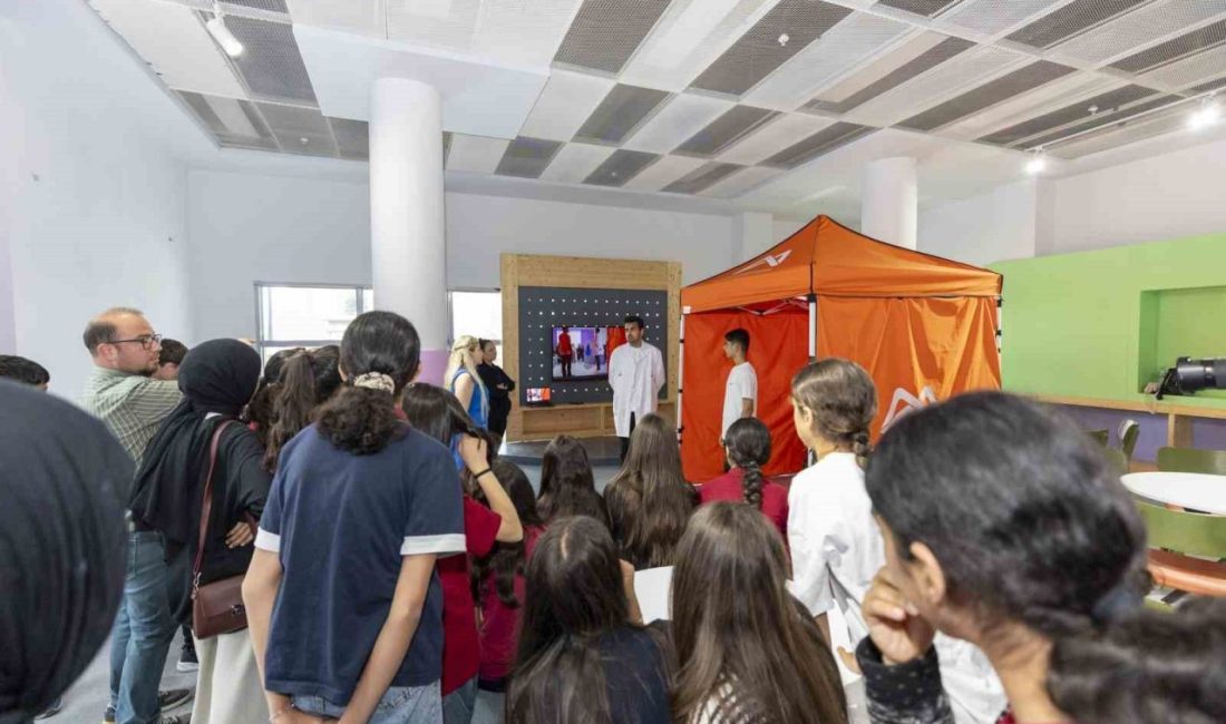 Mersin Büyükşehir Belediyesince, öğrencilere sanal gerçeklikte afet eğitimi veriliyor. Mersin