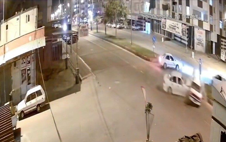 Şanlıurfa’nın Akçakale ilçesinde iki otomobilin çarpıştığı kazada 1 kişi öldü,