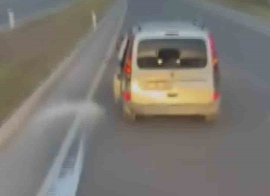 Hatay’da trafikte tartıştığı tır sürücüsüne içecek fırlatan araç sürücüne bin