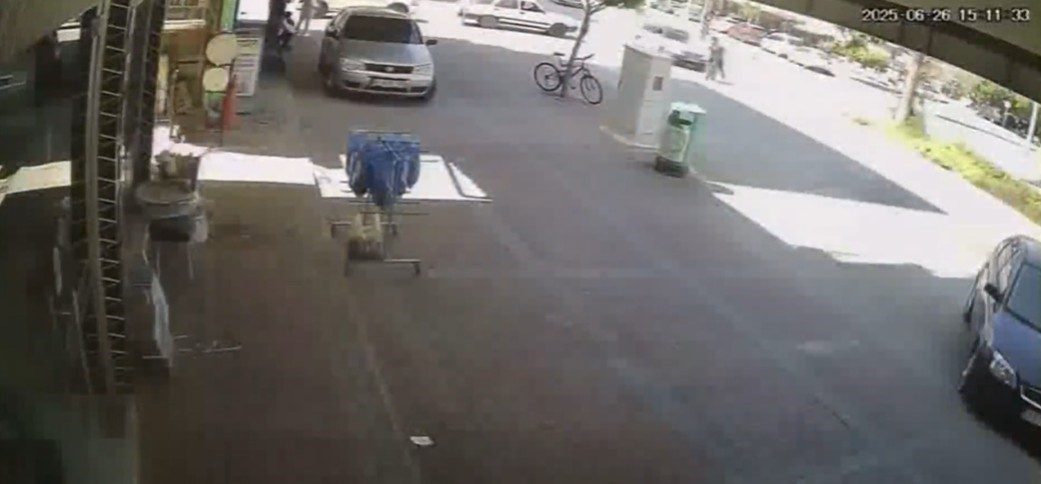 Aniden yola fırlayan bisikletli karşısında sürücünün son anda ki tepkisi kameraya yansıdı Manavgat’ta bisikletli bir çocuk, aniden yola fırlayınca otomobil sürücüsü son