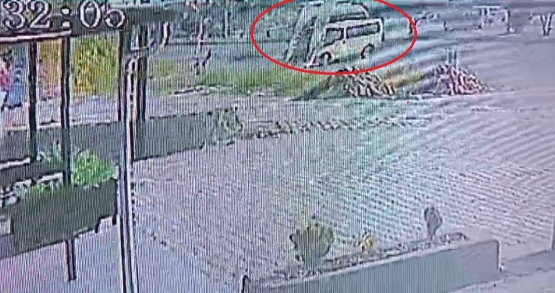 Defalarca takla atan minibüsün 18 yaşındaki sürücüsü öldü: Kaza anı kamerada Hatay’da bir minibüsle çarpıştıktan sonra kontrolden çıkarak defalarca takla atan