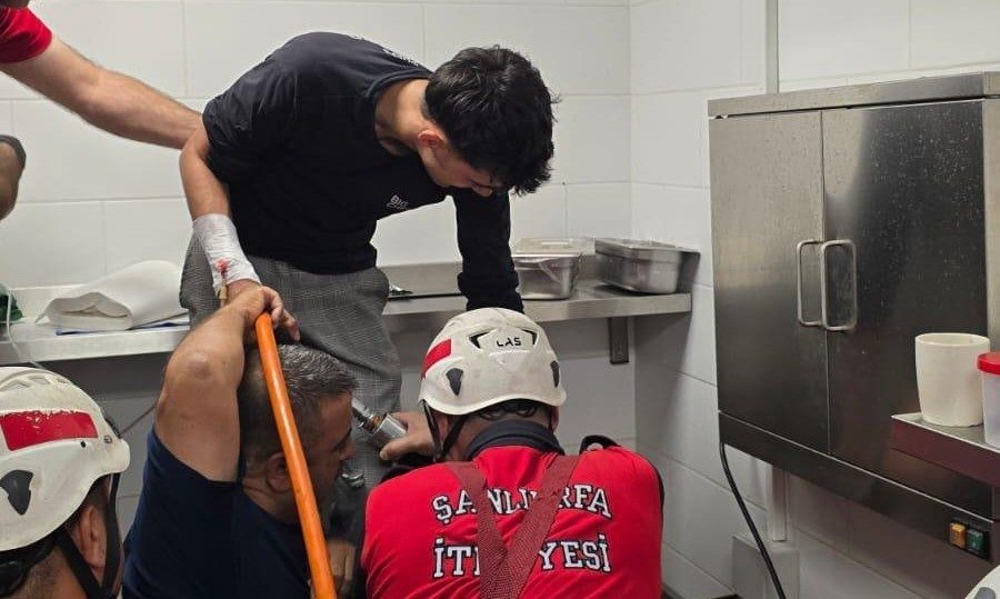 Elini kaptırdığı makineyle hastaneye götürüldü Şanlıurfa’da bir vatandaş elini kaptırdığı kıyma makinesiyle birlikte götürüldüğü hastanede