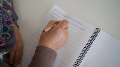 Niğde’de yaşayan 64 yaşındaki Fatma Ay, çocukluğunda okulun uzaklığı nedeniyle