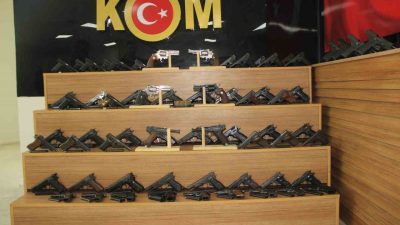 Şanlıurfa’da polis ekipleri tarafından durdurulan otomobilin motor kısmındaki çuvallarda 65